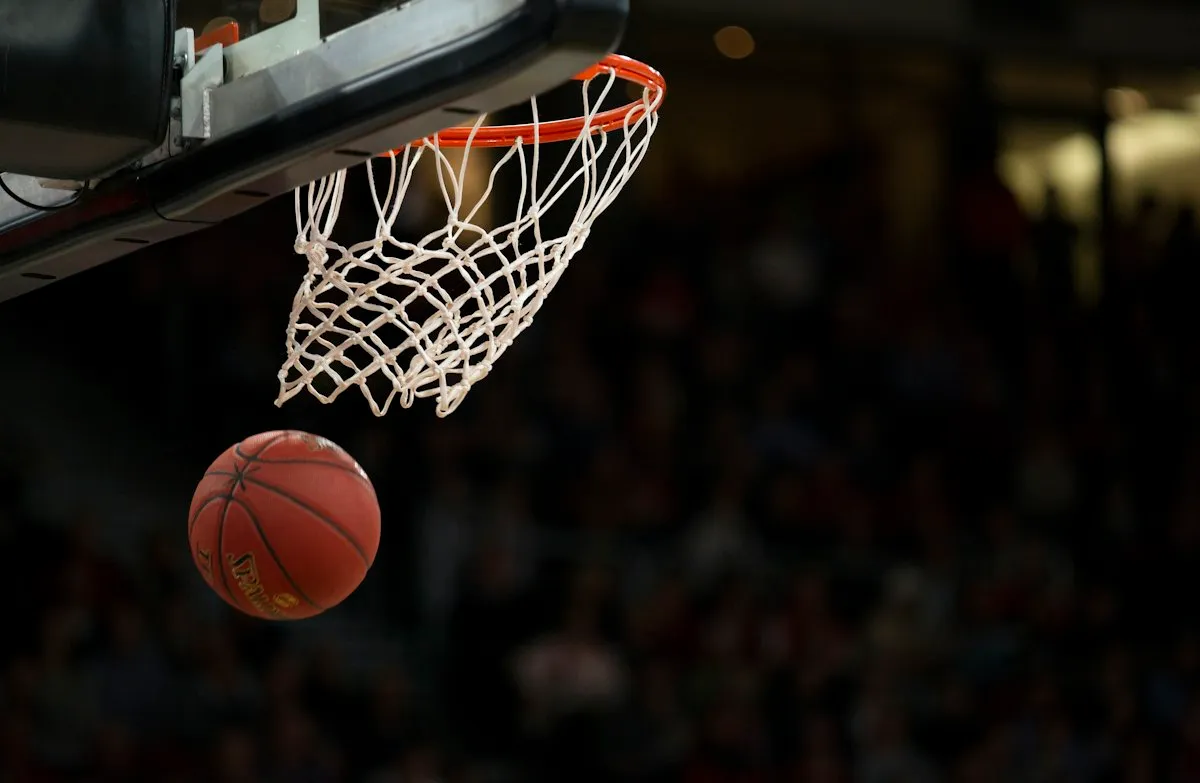 Un ballon de basket qui passe dans le panier