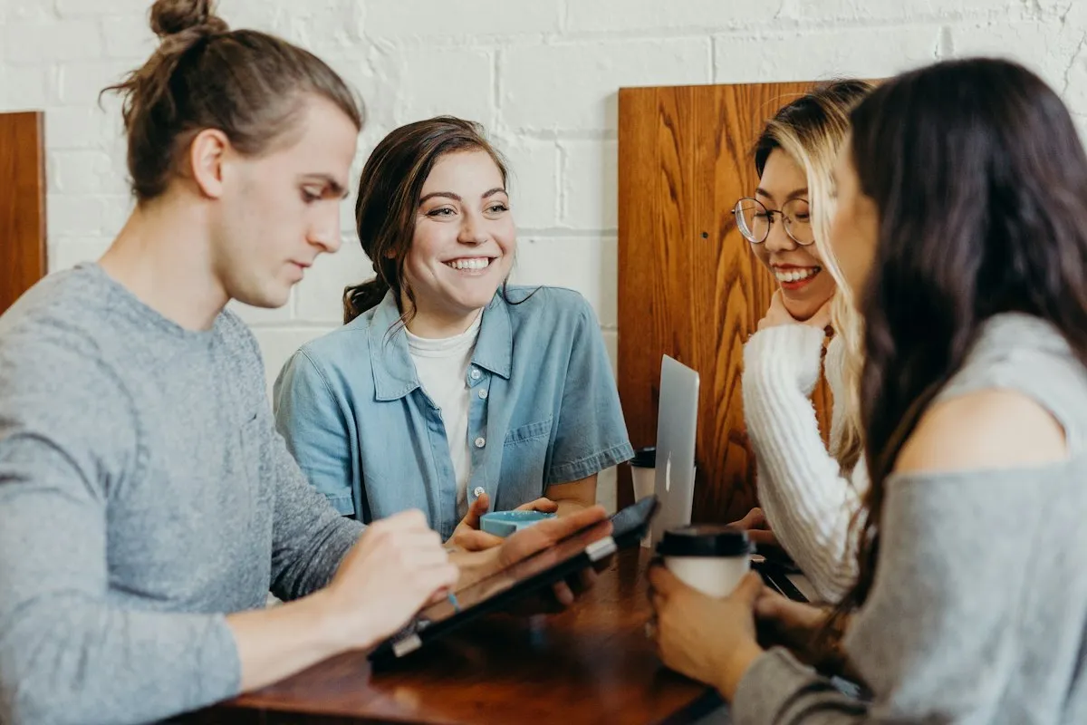 Une équipe souriante autour d'une table