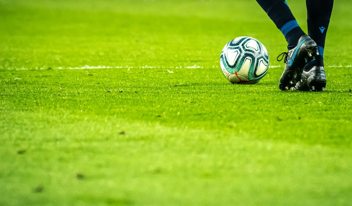 Un ballon de football sur un terrain