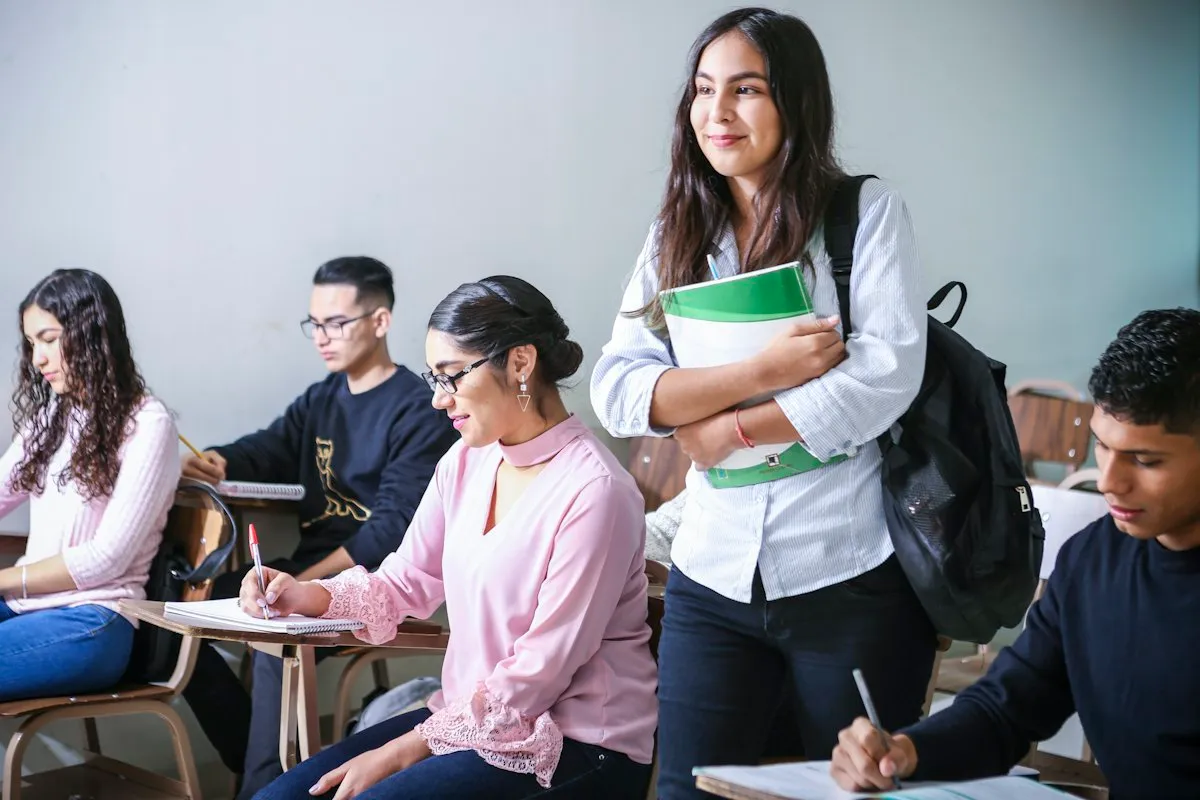 Des élèves en cours dans une salle de classe