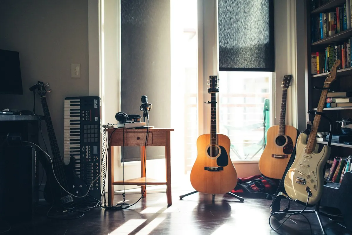 Guitares et clavier dans une salle de musique