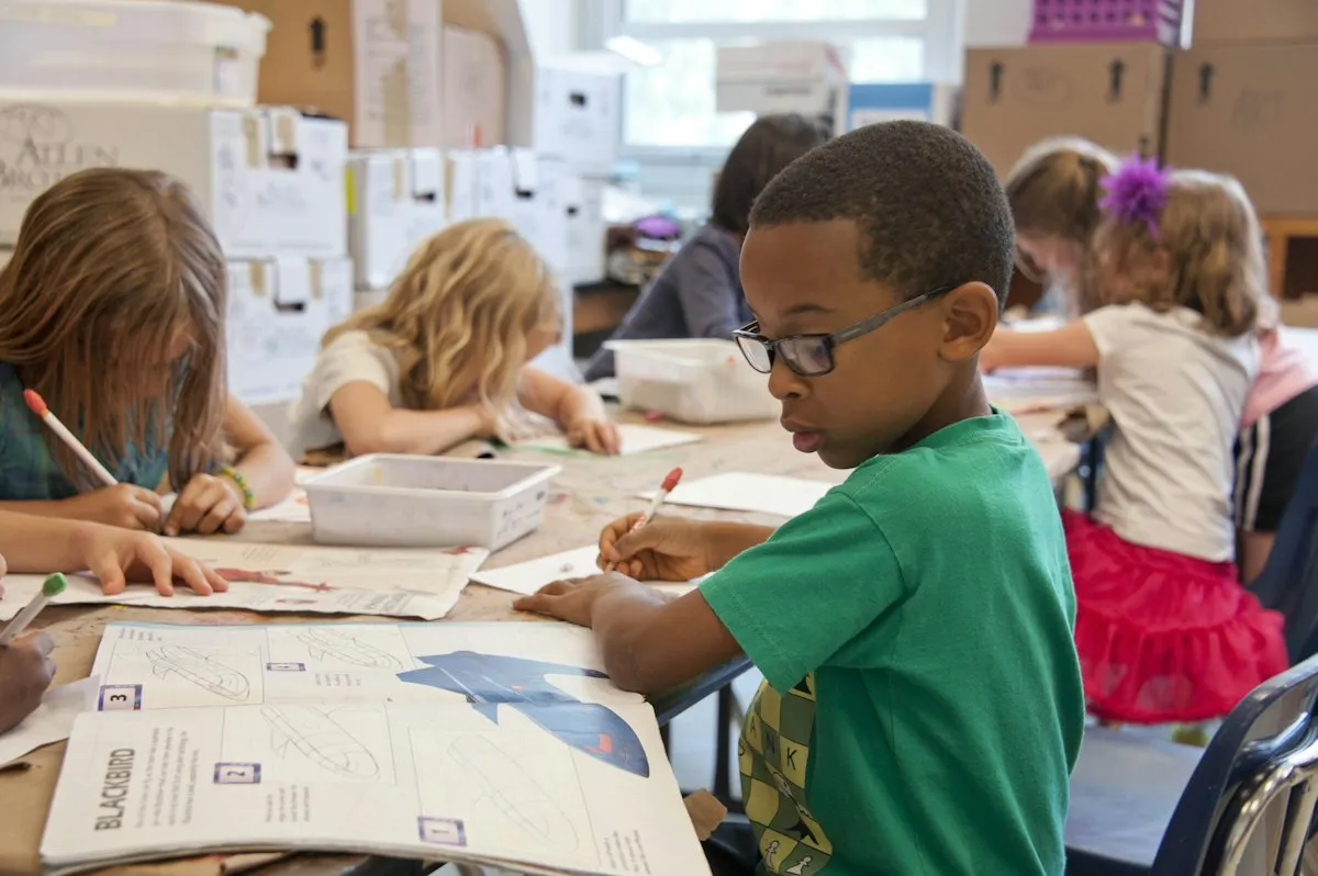 Des enfants qui travaillent sur leurs cahiers